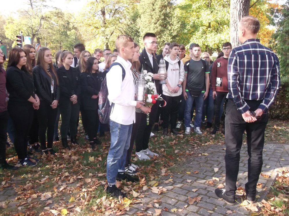 Pod Pomnikiem Więźniów Obozu „Albatros" w Pile