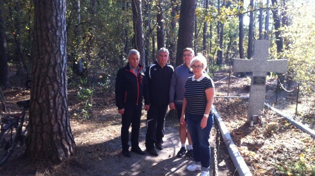 Jan Bąk i grupa mieszkańców gminy Dopiewo w  lesie Palędzko - Zakrzewskim