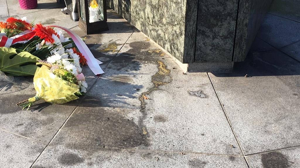 pomnik papieski piła obrzucony jajkami - Przemysław Stochaj