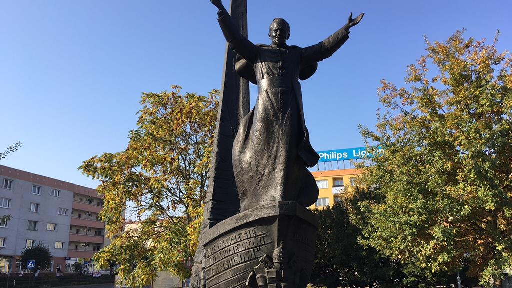 pomnik papieża obrzucony jajkami piła - Przemysław Stochaj