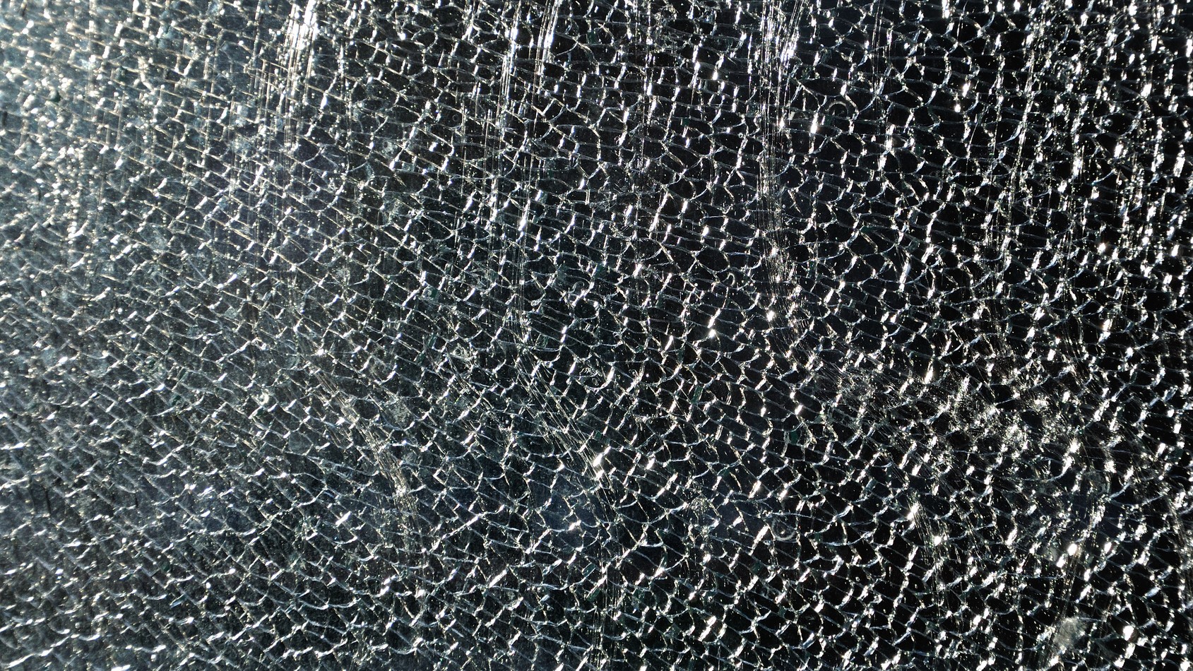 zbita szyba - Fotolia