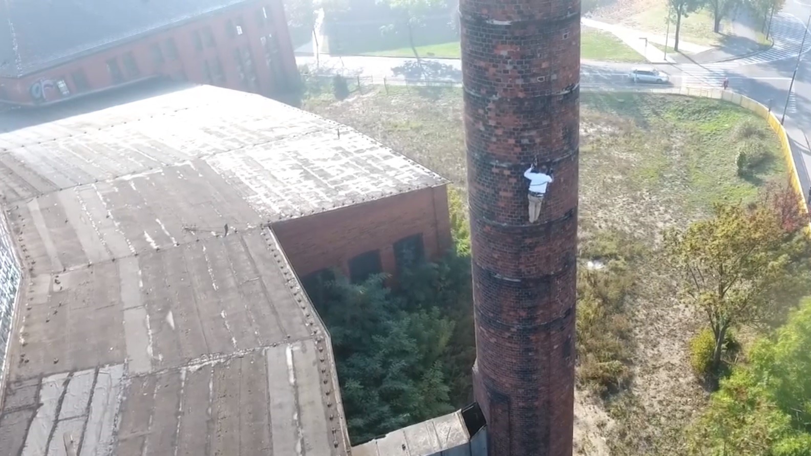 Boguś wchodzi na komin w gnieźnie parowozownia - FB: Bogdan Bentyn