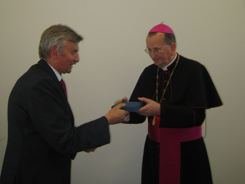 Medal od UAM - dla arcybiskupa Muszyńskiego - Rafał Muniak