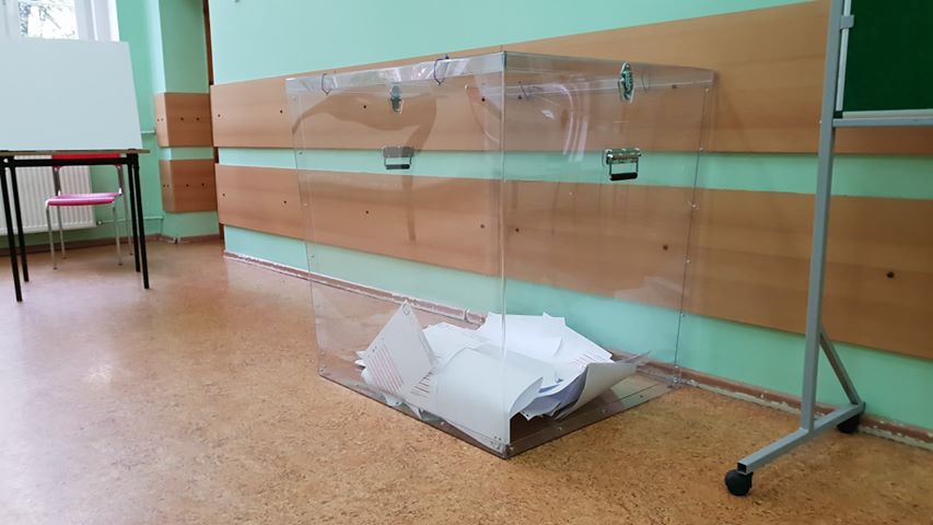 urna do głosowania wybory samorządowe poznań łazarz - Michał Jędrkowiak