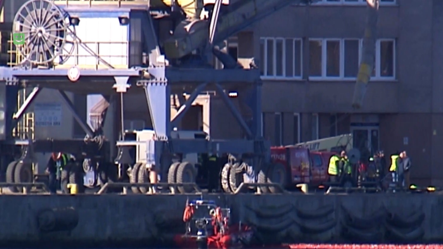 wypadek auto wpadło do kanału portowego w gdyni  - Teleexpres TVP1/Screen