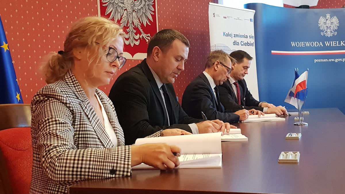 podpisanie umowy pkp - Michał Jędrkowiak