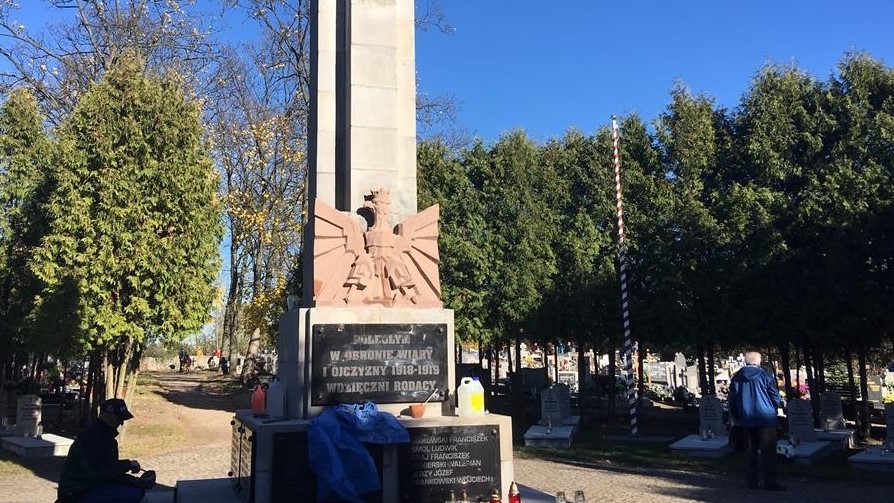 porządkowanie cmentarza w gnieźnie kwatera powstańców 2018 - Rafał Muniak