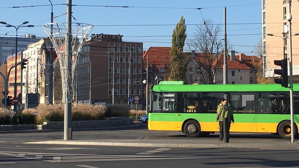 tramwaj zahaczył o ozdobę świąteczną kaponiera  - Adam Michalkiewicz