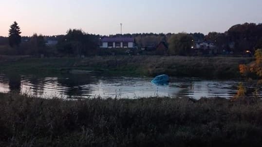 wóz wpadł do wary z promu - FB: OSP Wronki - KSRG i WOO