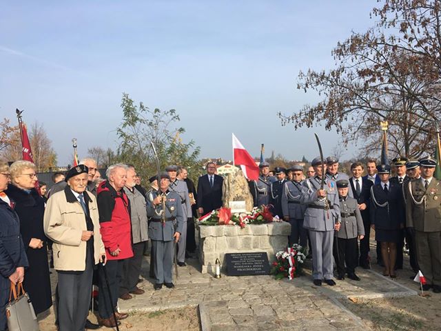 obelisk w kaliszu - Danuta Synkiewicz
