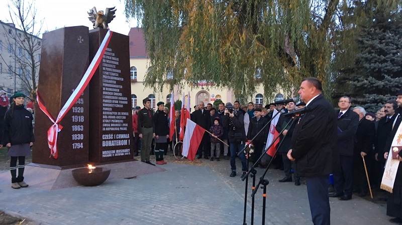 W Trzciance odsłonięto Pomnik Niepodległości - Przemysław Stochaj