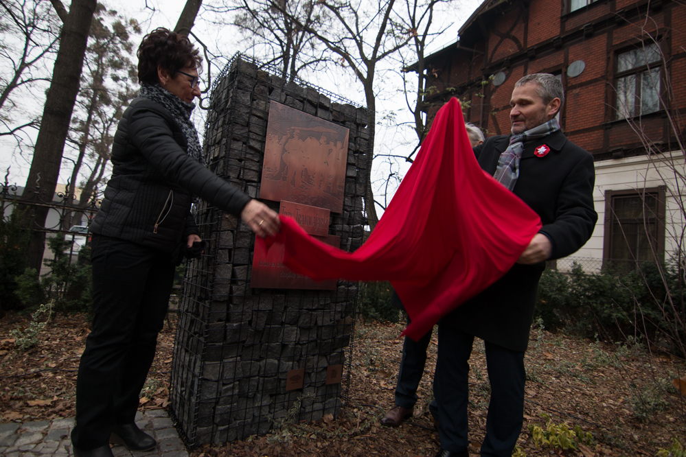 tablica trzech tramwajarek odsłonięta - Wojtek Wardejn - Radio Poznań