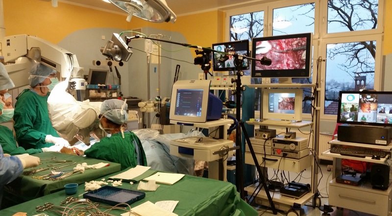 Poznańscy chirurdzy przeprowadzili operację na żywo - poznan.pl