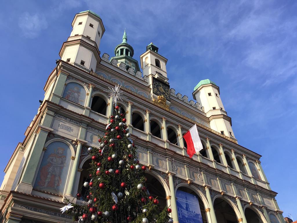 biało czerwona choinka rynek poznań - Jacek Butlewski - Radio Poznań