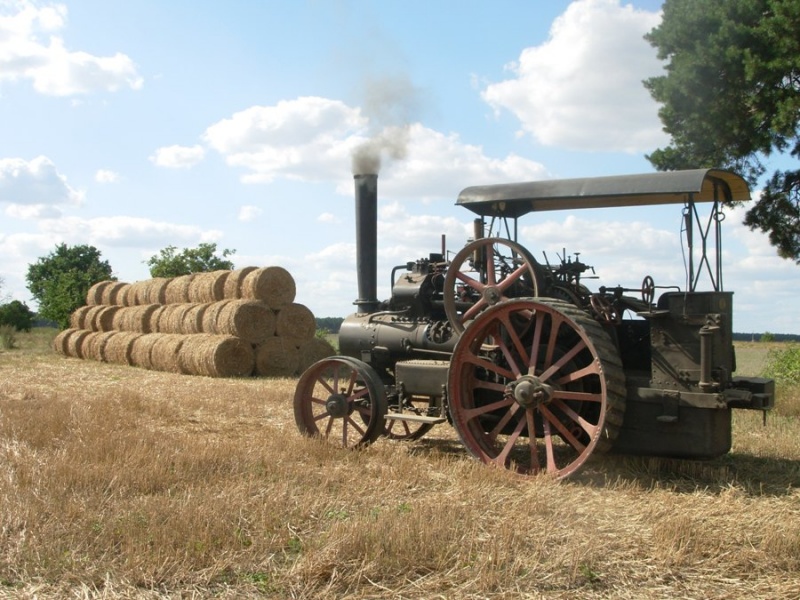 wieś traktor pole stary zabytkowy - Materiały prasowe