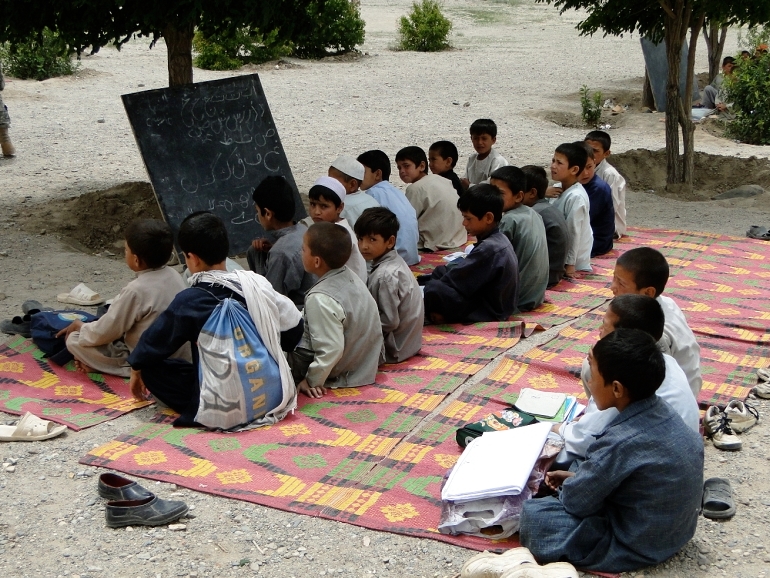 Dzieci z Afganistanu uczą się - Redemptoris Missio