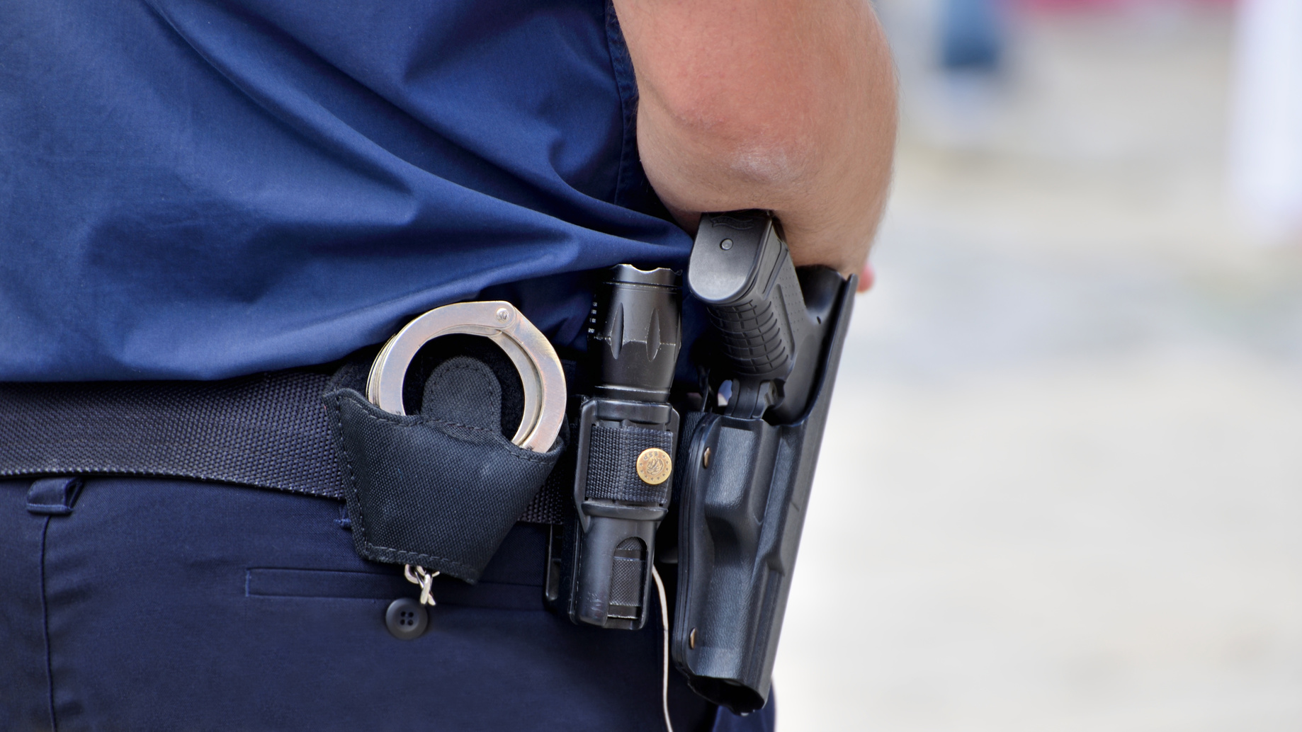 broń pistolet policjant - fotolia