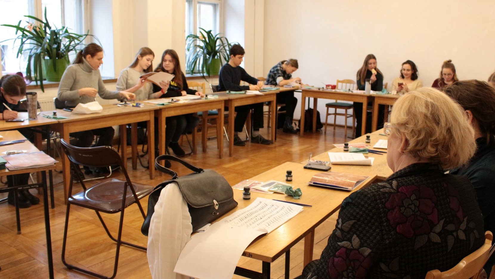 warsztaty z kaligrafi w bibliotece w Lesznie - FB: Miejska Biblioteka Publiczna im. Stanisława Grochowiaka w Lesznie