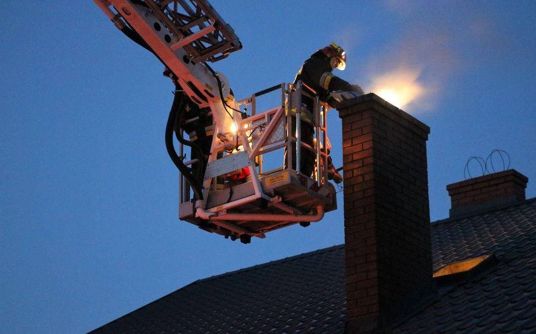 pożar sadzy w kominie - strazacki.pl