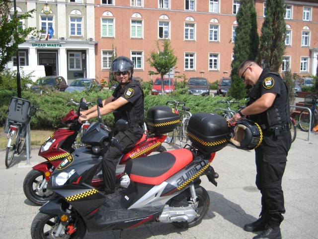 Strażnicy miejscy na skuterach - Wiesława Pinkowska