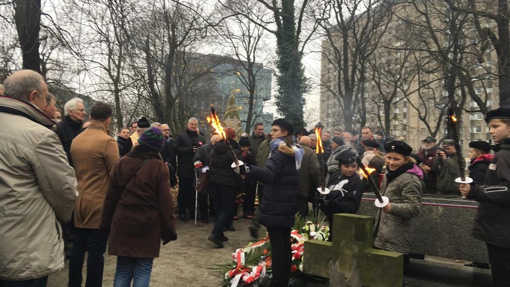 składanie kwiatów pod mogiłą taczaka marszałek - Jacek Butlewski - Radio Poznań