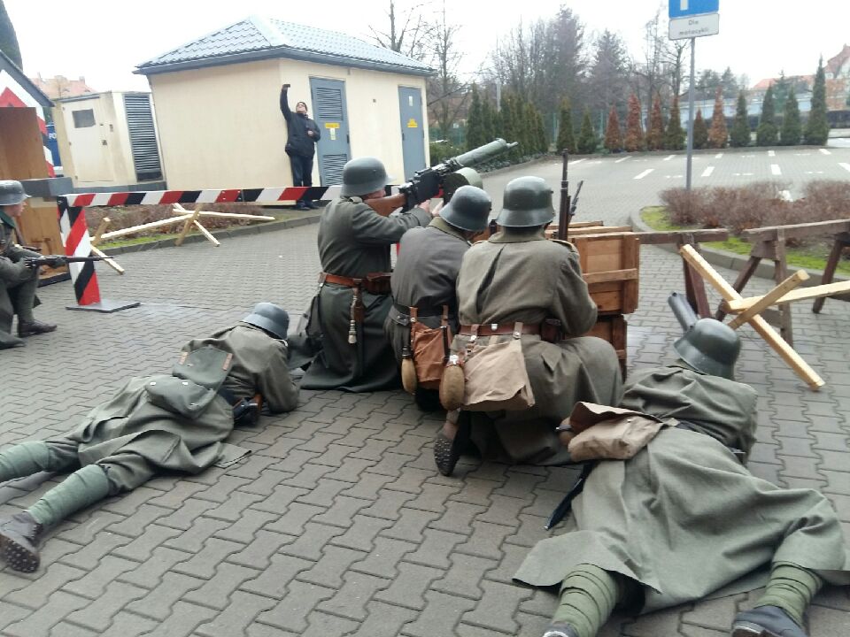 inscenizacja szturmu na budynki - Magdalena Konieczna - Radio Poznań