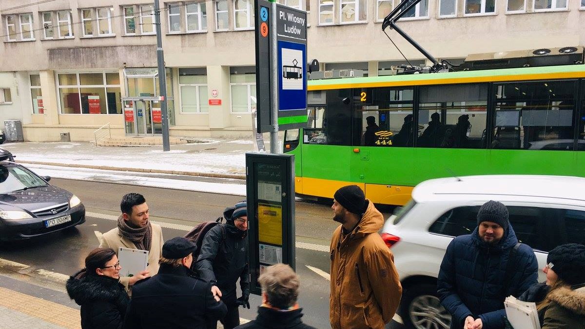 nowy słupek z rozkładem jazdy poznań - Adam Michalkiewicz - Radio Poznań