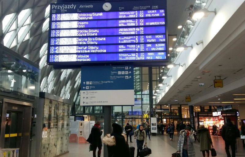 dworzec pkp ferie ludzie tablica - Magda Konieczna - Radio Poznań