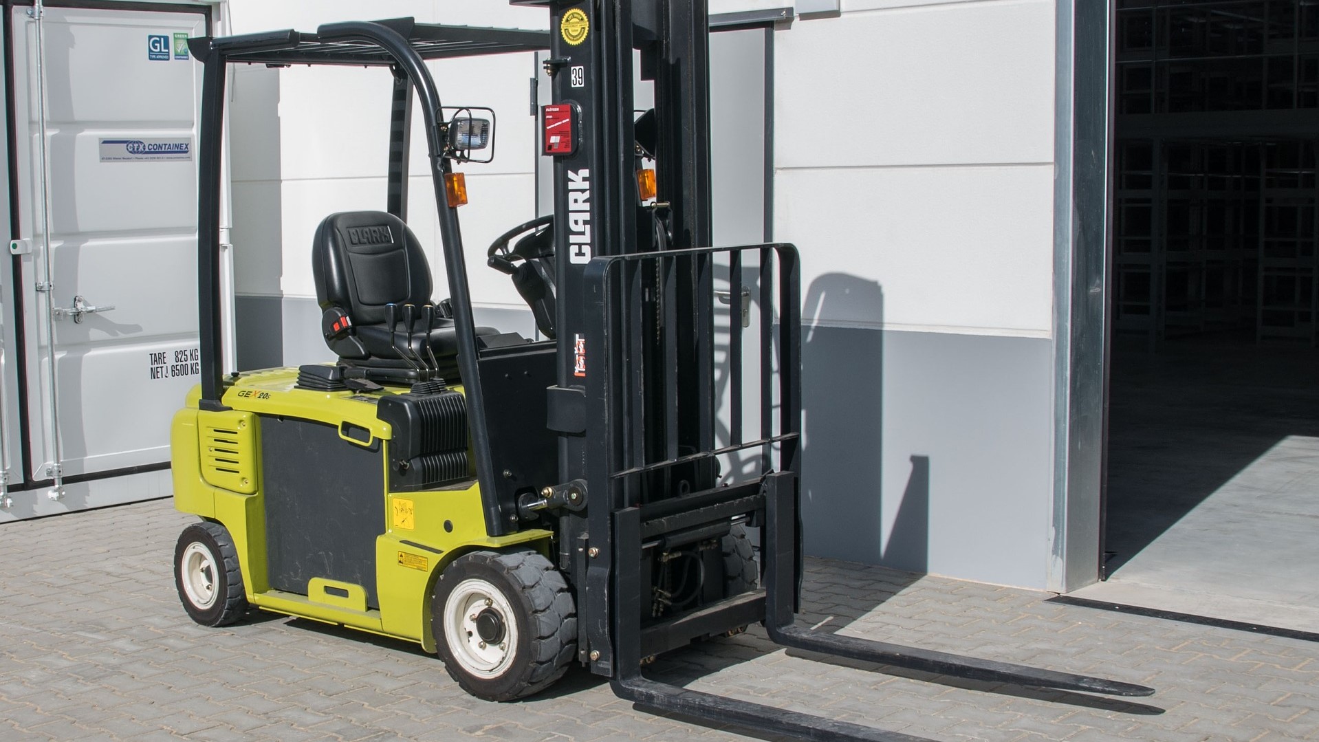 wózek widłowy - pixabay/emkanicepic