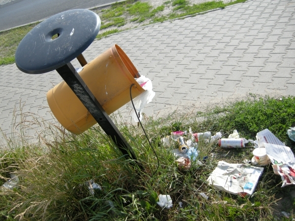Kosz na śmieci - przechylony - TomFoto
