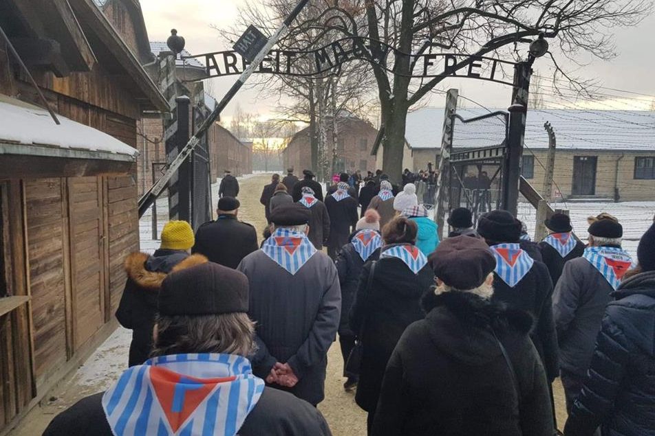 wiezniowie w auschwitz - FB:auschwitzmemorial