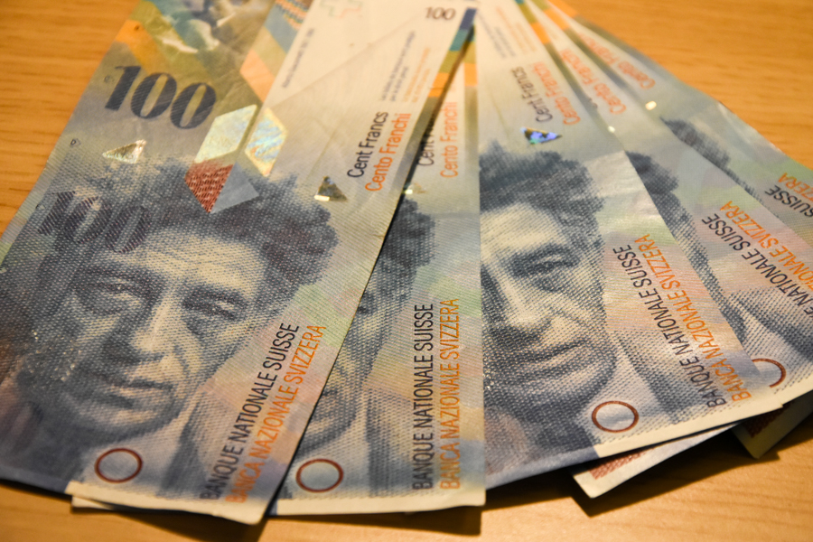 franki szwajcarskie banknoty pieniądze - Wojtek Wardejn