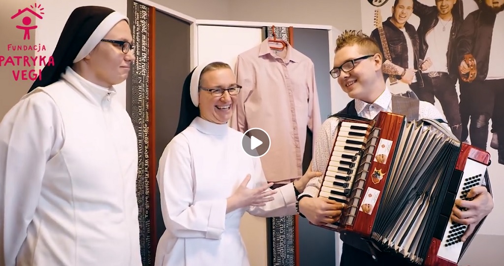 patryk vega film broniszewice dom chłopaków - kadr z filmu Patryka Vegi