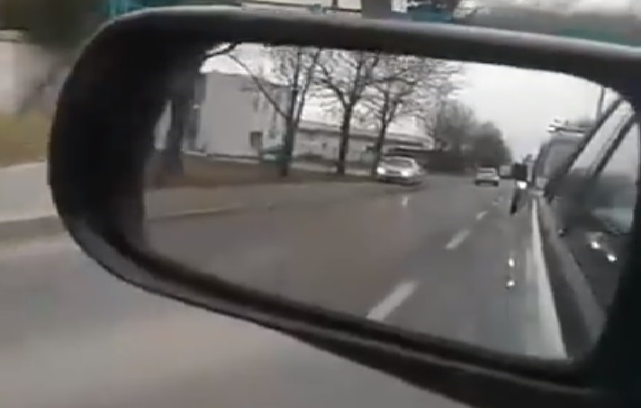 samochodem po chodniku samochód chodnik - słuchacz Szymon