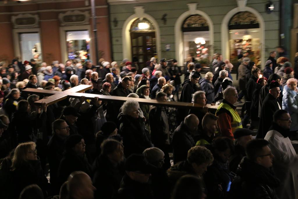 droga krzyżowa poznań 2019 - Hubert Jach