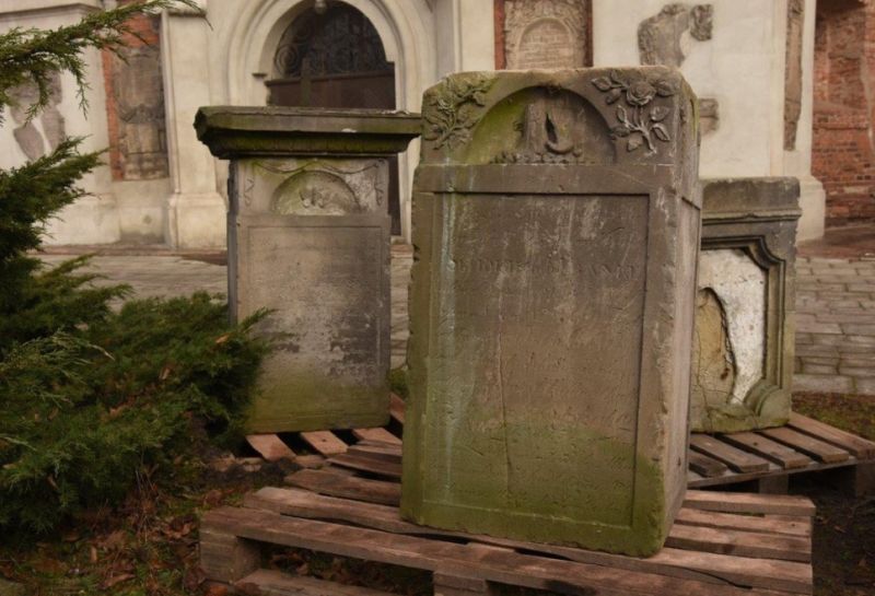 zabytkowe zapomniane nagrobki leszno - www.leszno.pl