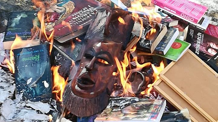 palenie książek - FB fundacja sms z nieba 