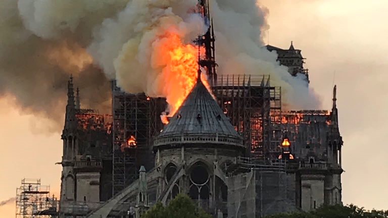 Notre Dame w płomienniach - Twitter