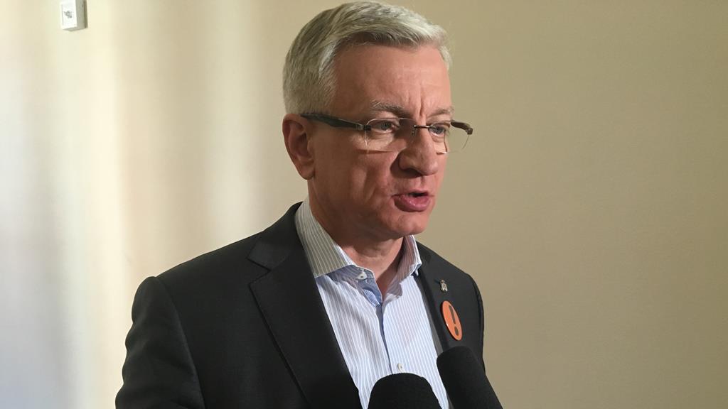 Jacek Jaśkowiak ze znaczkiem protestu - Adam Michalkiewicz