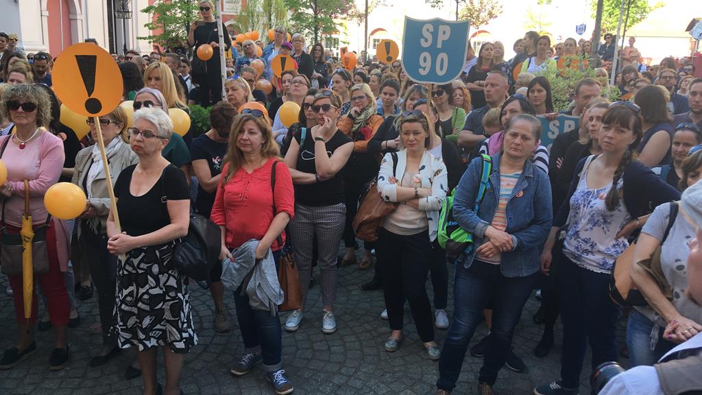 nauczyciele strajk pod urzędem poznań - Michał Jędrkowiak