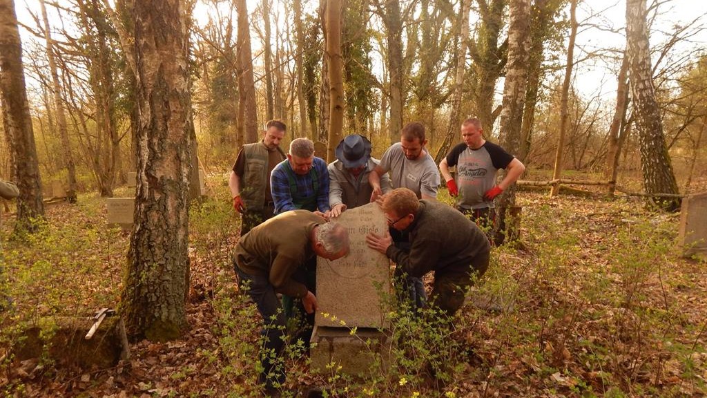 piła plecemin cmentarz wandale dewastacja zdewastowali - Przemysław Stochaj