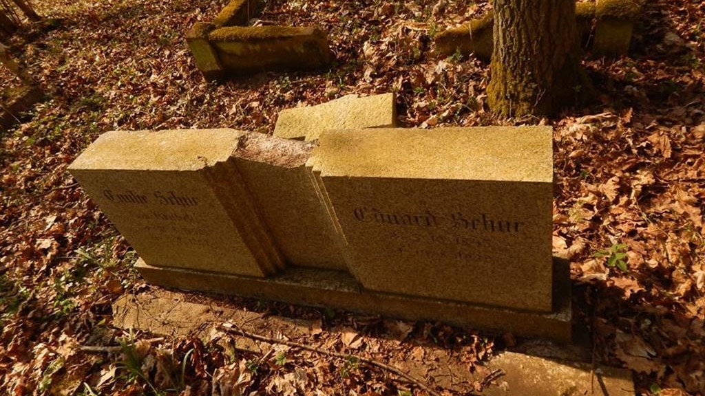 piła plecemin cmentarz wandale dewastacja zdewastowali - Przemysław Stochaj