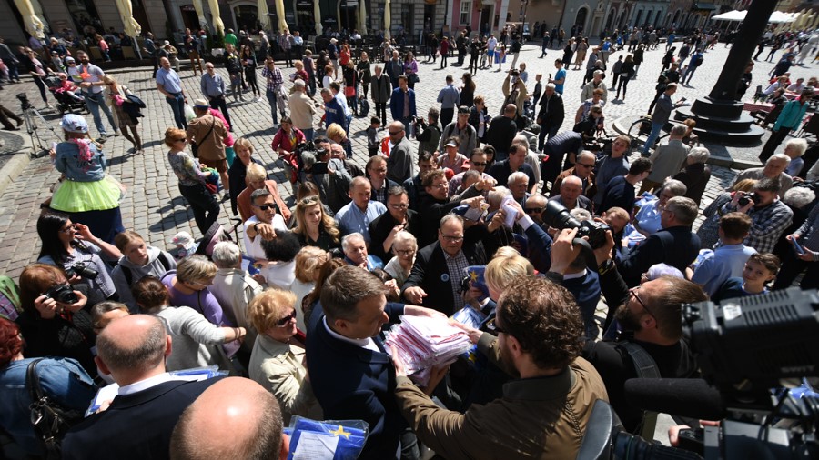 rozdawanie flag na starym rynku poznań - Wojtek Wardejn