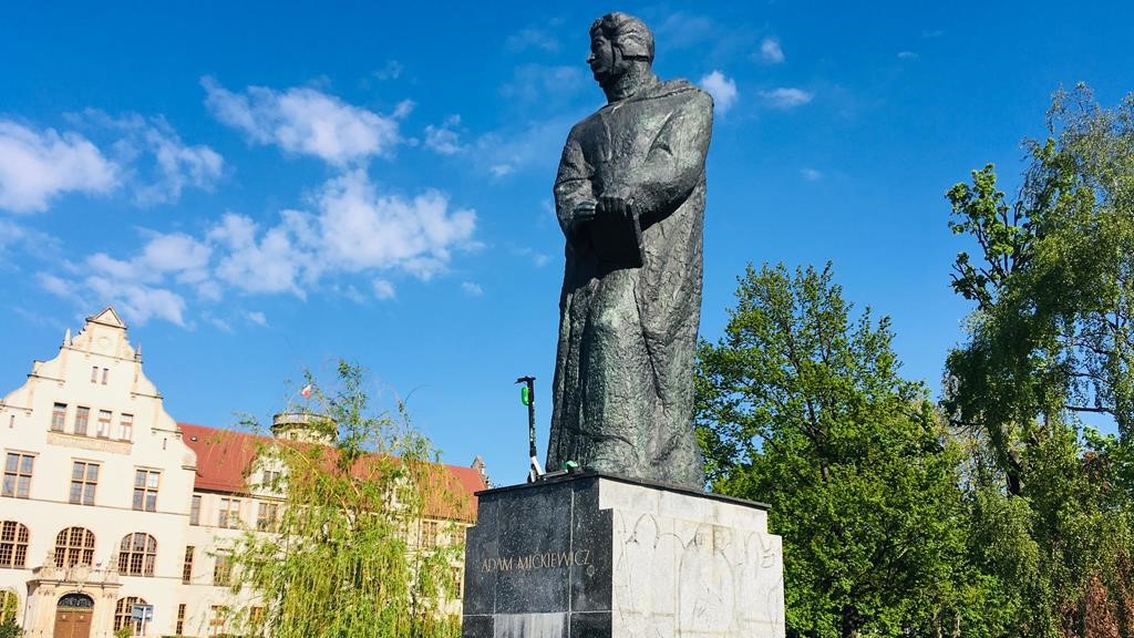 hulajnoga na pomniku adama mickiewicza - Adam Michalkiewicz