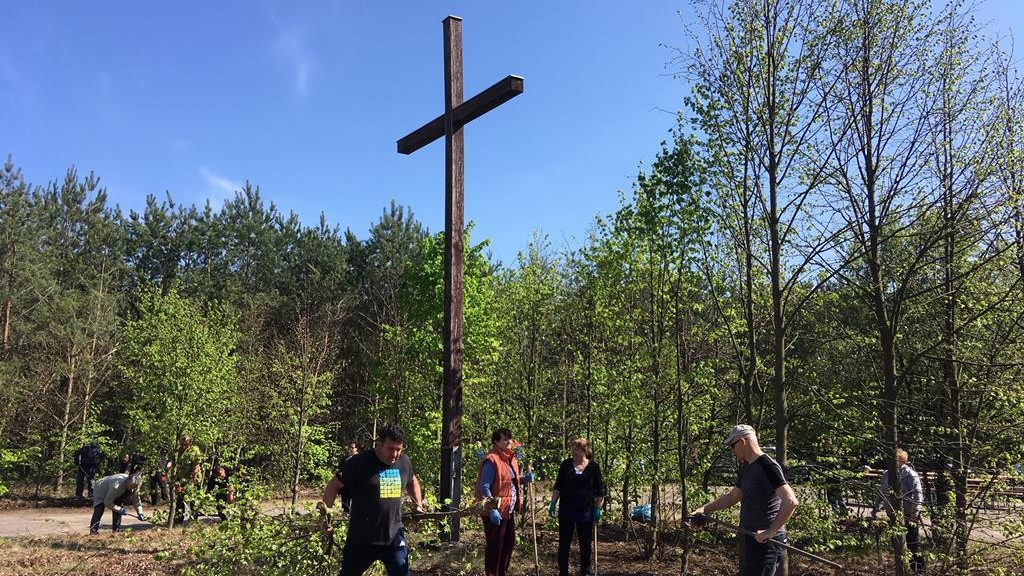 gębarzewo porządkowanie 1 maja krzyż papieski - Rafał Muniak