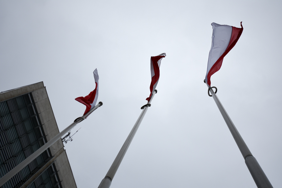flagi biało czerwona flaga polski - Wojtek Wardejn
