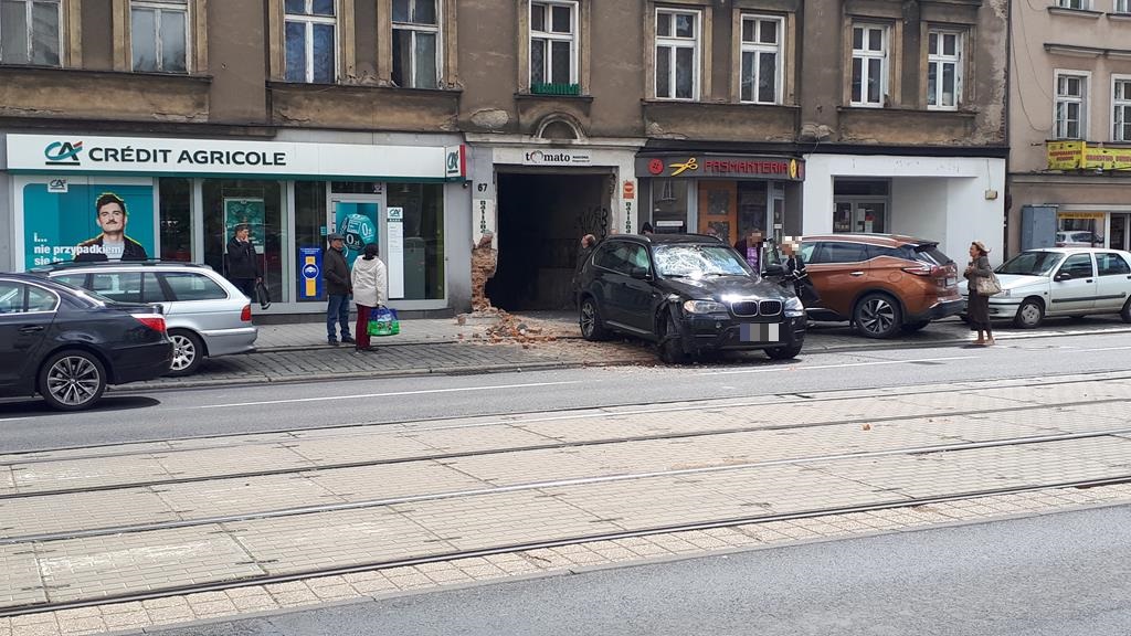bmw uszkodzona kamienica głogowska - Wojciech Sikorski