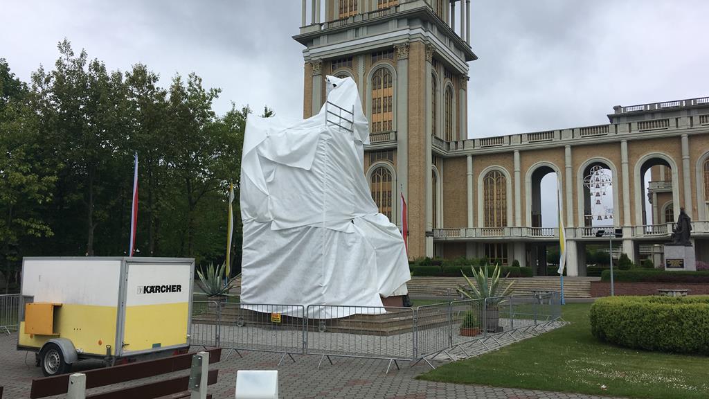 zasłonięty pomnik Eugeniusza Makulskiego licheń - Sławomir Zasadzki