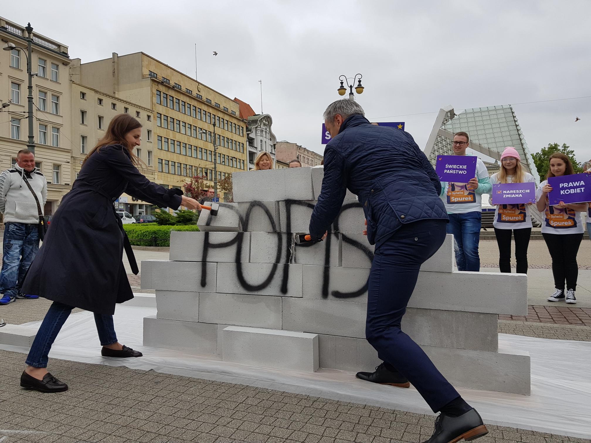 biedroń i sylwia spurek burzą mur wiosna - Hubert Jach