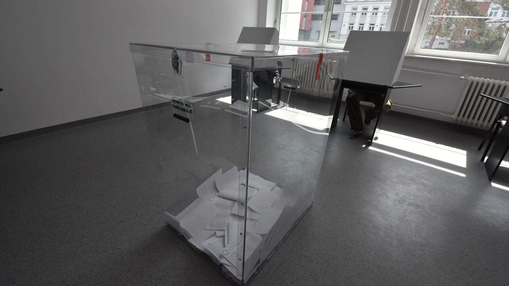 urna do głosowania głosowanie wybory - Wojtek Wardejn